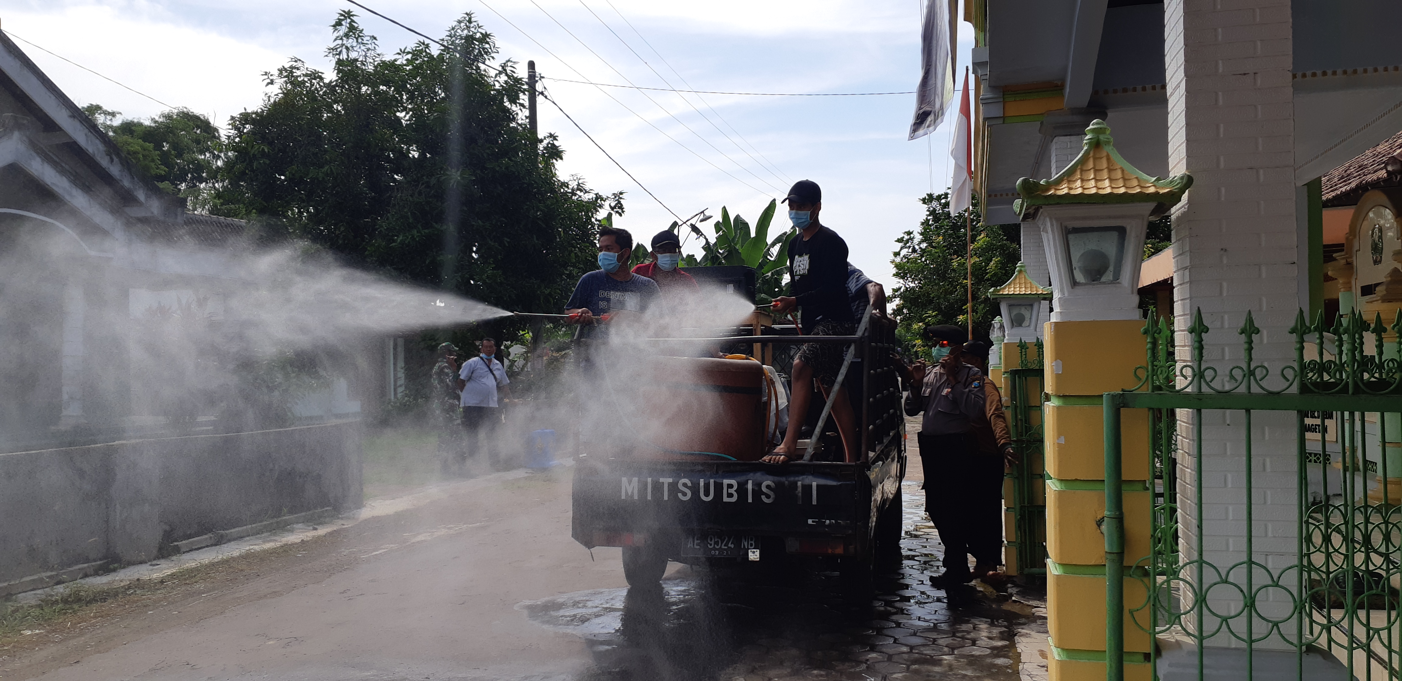 KEGIATAN PENYEMPROTAN DESINFEKTAN 